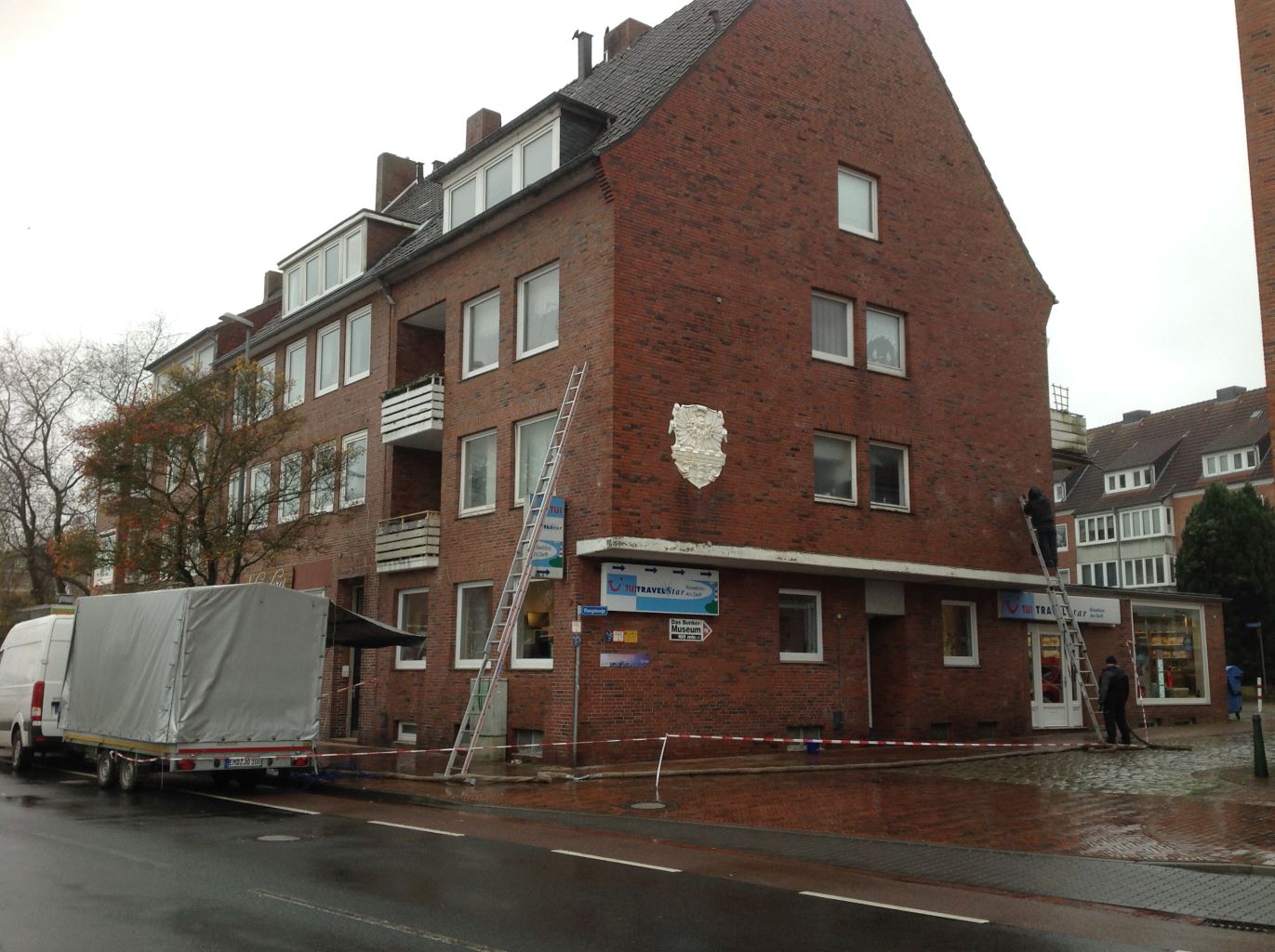 Hohlschichtdämmung eines Geschäftshauses in Emden